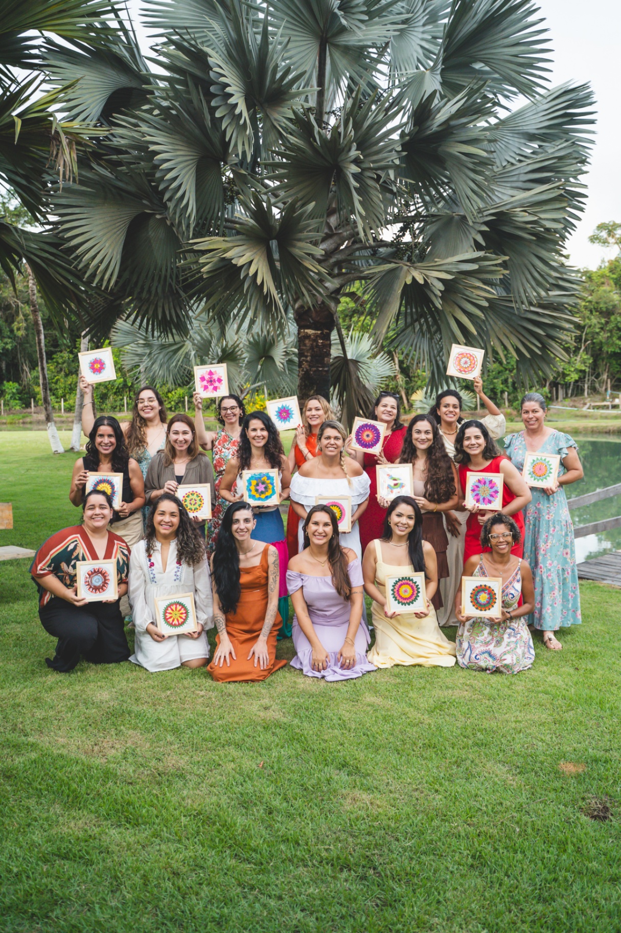 Foto oficial de grupo das confreiras segurando mandalas