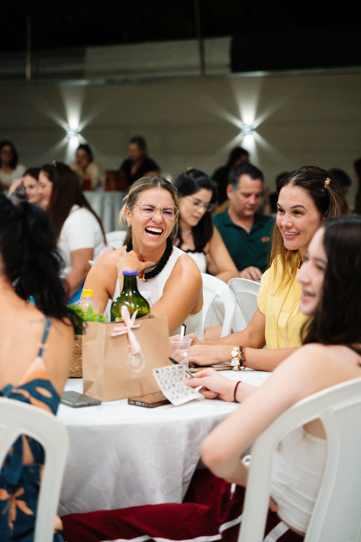 Confreiras rindo juntas em evento da Confraria